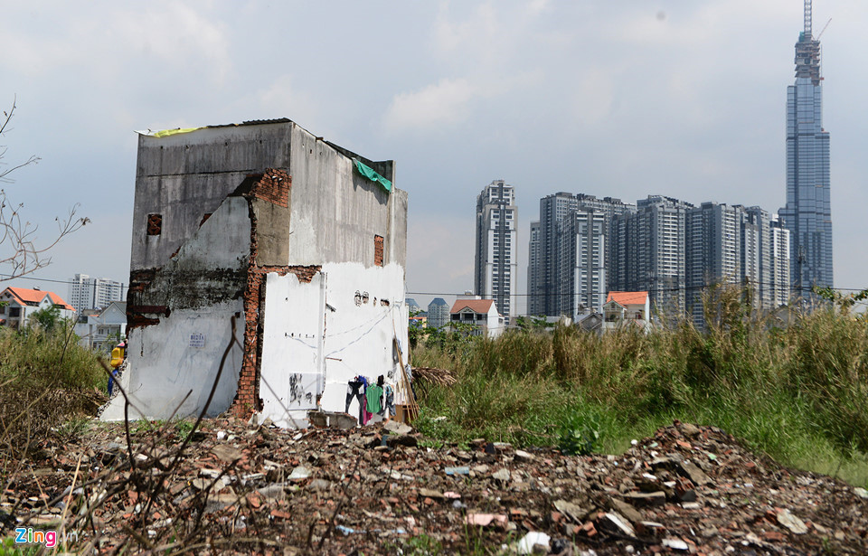 Khu đô thị xa hoa đối lập những ngôi nhà nát giữa lòng Thủ Thiêm